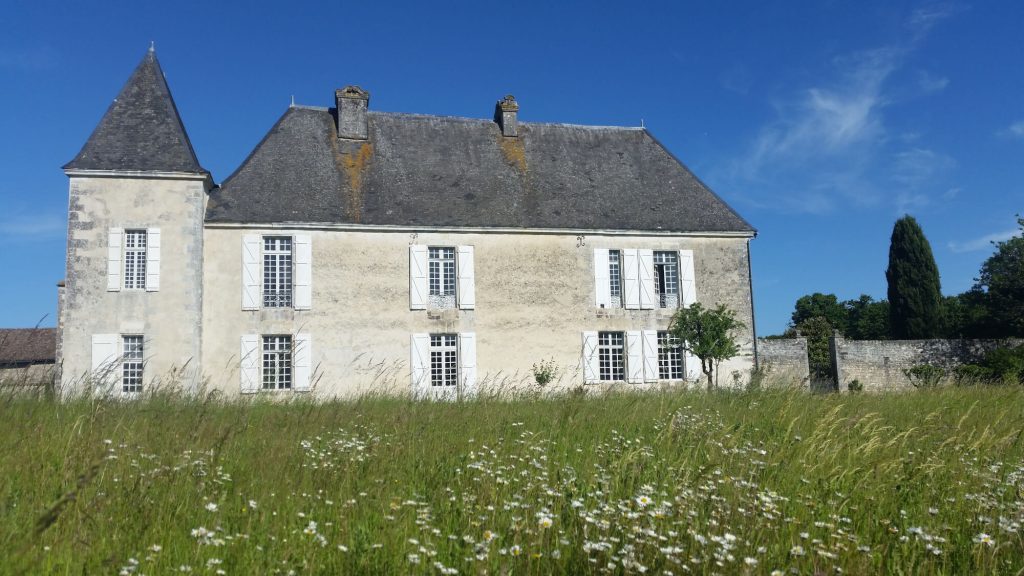 2021 Façade Ouest restaurée et prairie Château de Balzac Charente