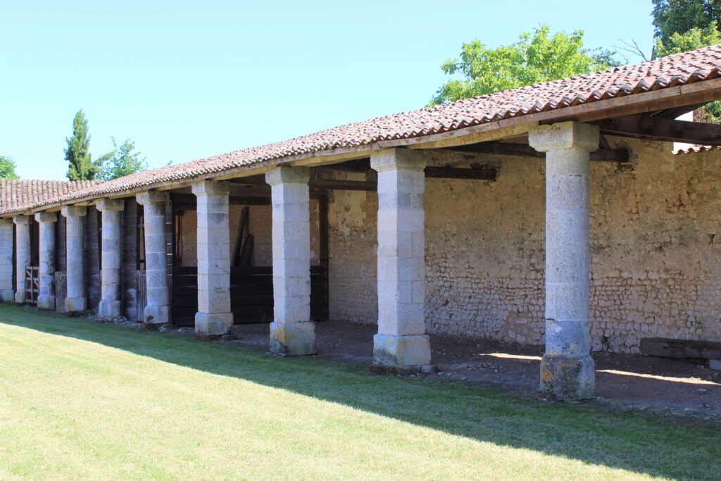 Chateau-de-Balzac-Charente-Colonnades-17eme-2020