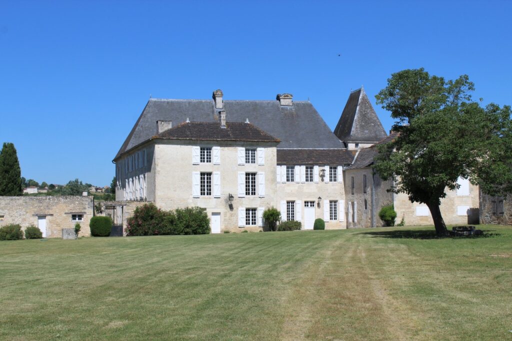 Chateau-de-Balzac-Charente-Facade-Est-Murier-sur-le-cote-2020