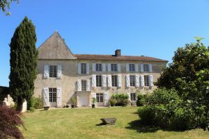 Chateau-de-Balzac-Charente-Facade-Sud-Jardin-Sud-2020