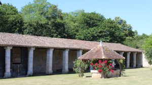 Chateau-de-Balzac-Charente-Puits-avec-roses-rouges-et-colonnades-2020