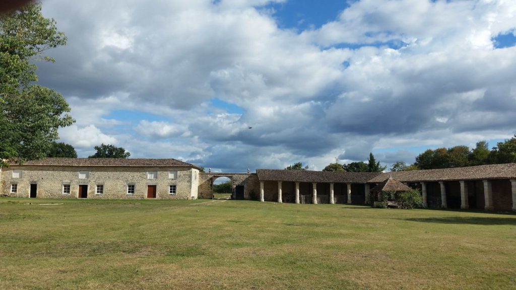 Ecuries Est porche colonnade et puits Château de Balzac Charente