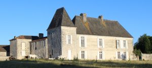 Façades Nord et Ouest chevaux Château de Balzac Charente