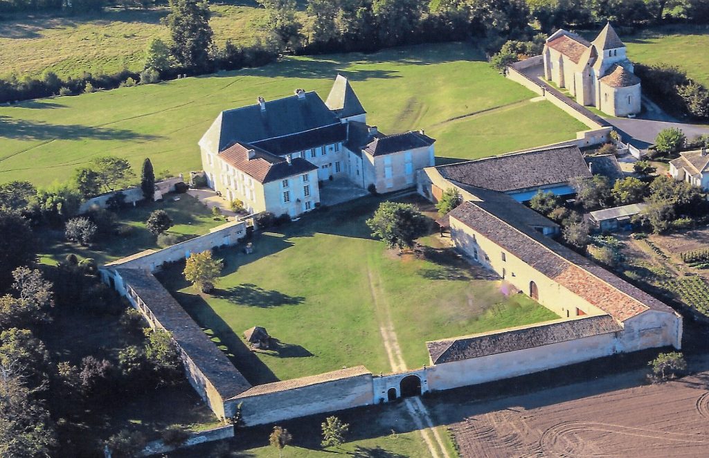 Vue aérienne Château de Balzac et église Saint Martin Charente